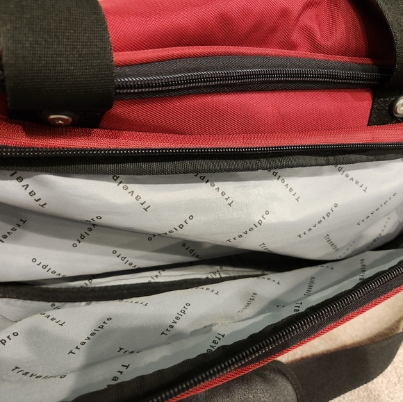 Travelpro Maxlite Burgandy Duffle Bag- Excellent Condition. - Picture 4 of 11